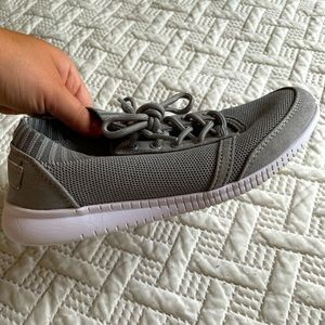 Shoe Dazzle sneakers size 6